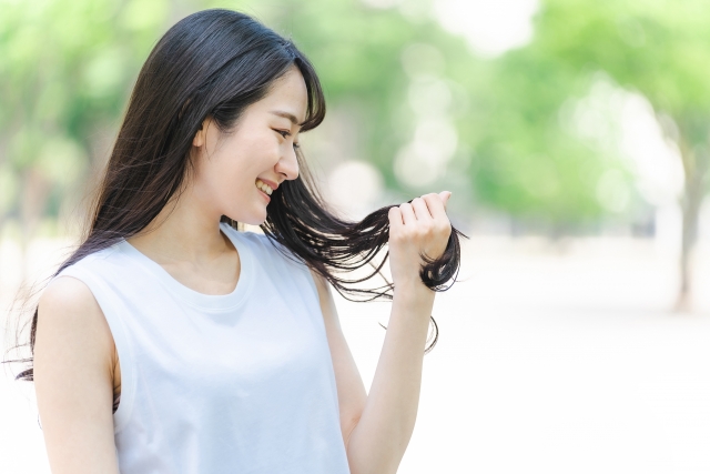 髪を持つ笑顔の女性