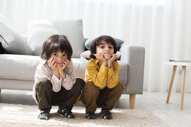 土足でソファーの前にしゃがむ男の子2人